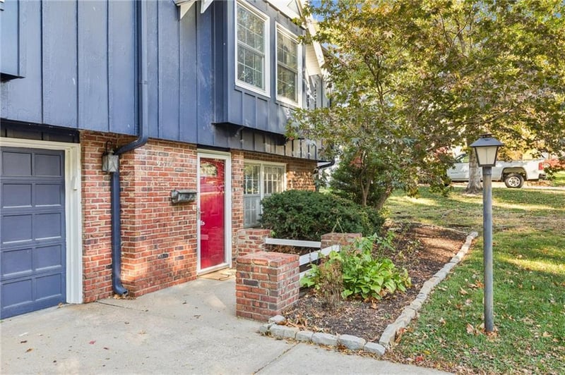 9516 Woodson Dr, Overland Park, KS 66207