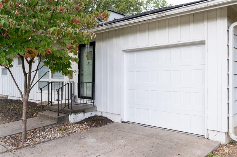 7236 Newton Dr, Overland Park, KS 66204