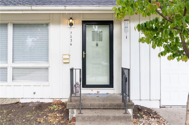 7236 Newton Dr, Overland Park, KS 66204