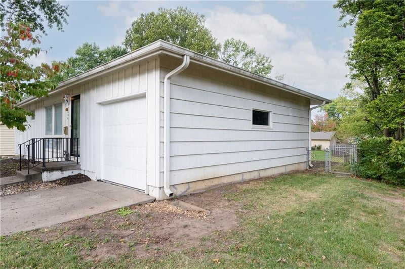 7236 Newton Dr, Overland Park, KS 66204