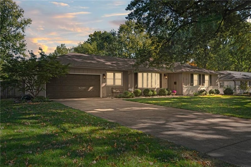 9631 Canterbury St, Overland Park, KS 66206