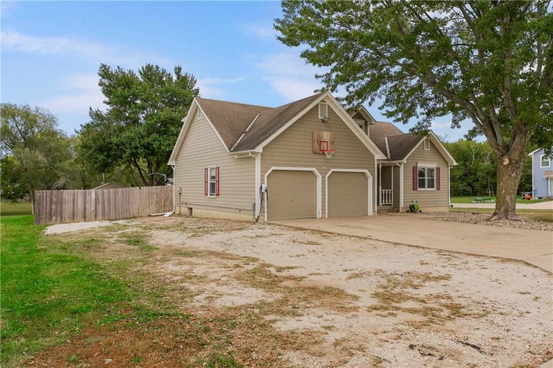 15855 Gardner West Rd, Gardner, KS 66030