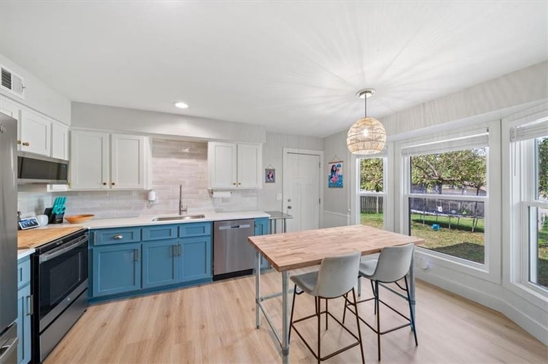 12100 W 103rd Ter, Overland Park, KS 66215