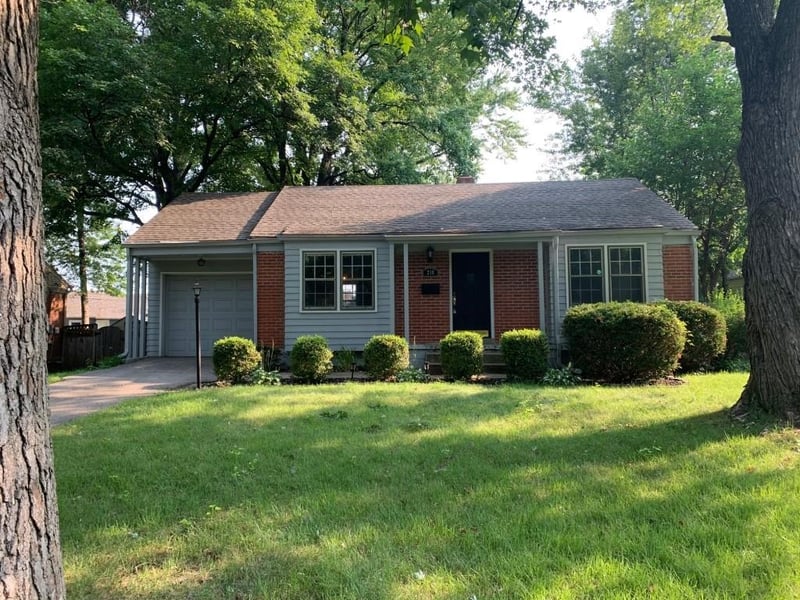 210 Pocahontas Ln, Kansas City, MO 64114