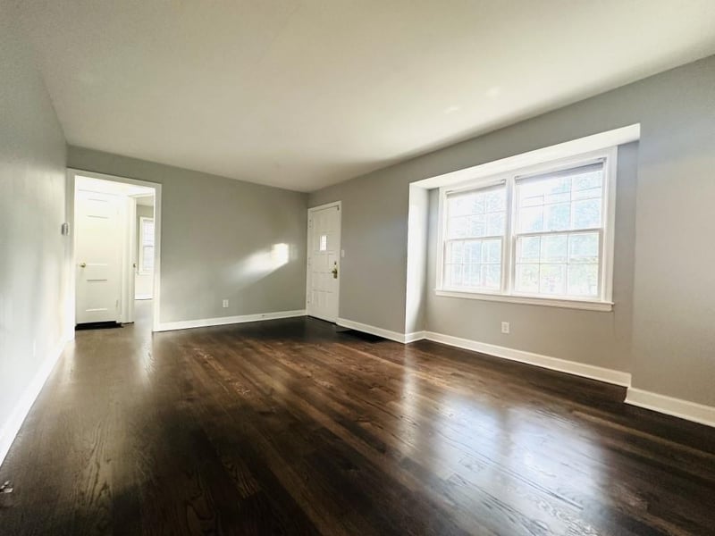 210 Pocahontas Ln, Kansas City, MO 64114