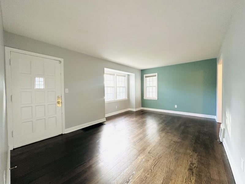 210 Pocahontas Ln, Kansas City, MO 64114