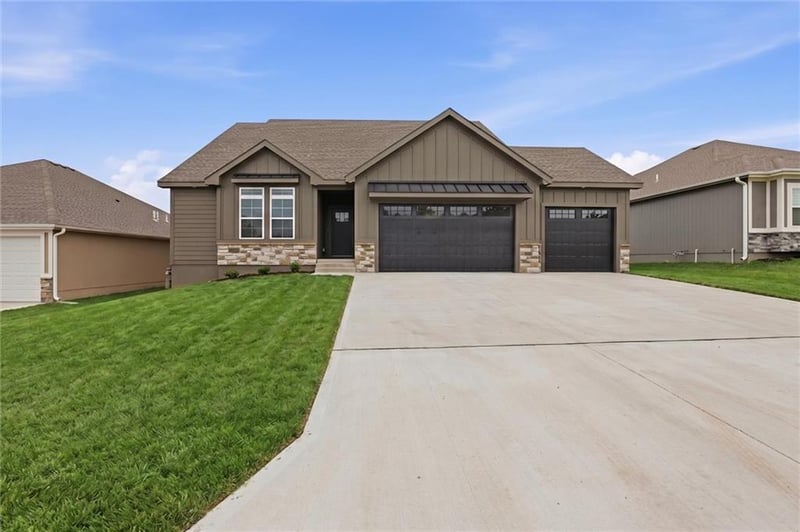 11802 231st St, Peculiar, MO 64078