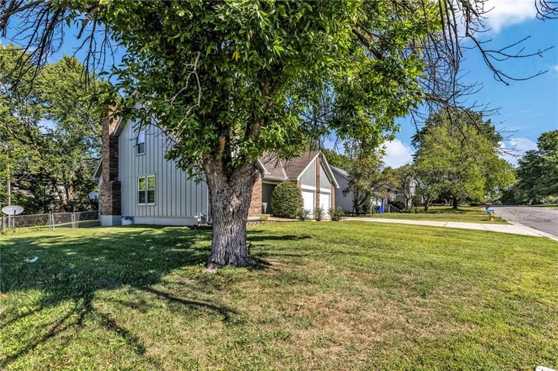 902 5th Ter, Lee's Summit, MO 64063