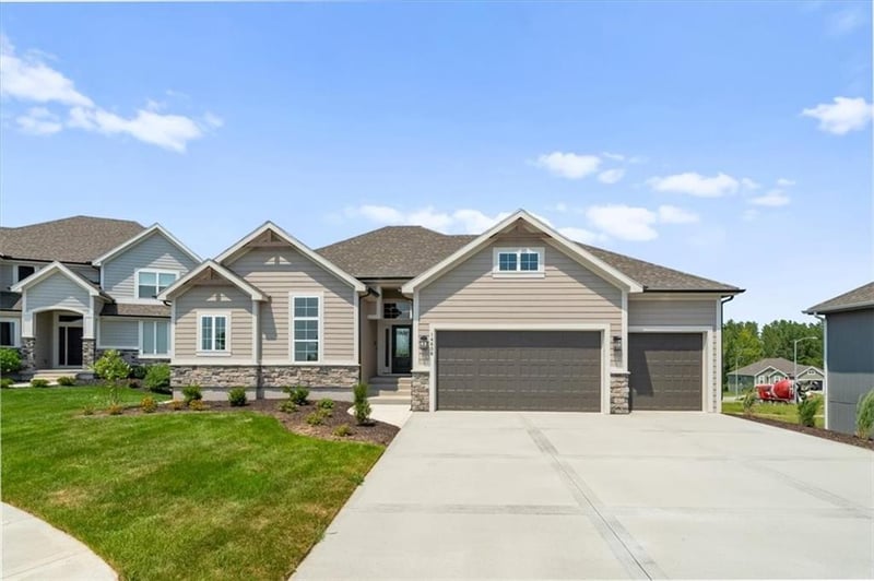 4473 Tee Box Dr, Basehor, KS 66007