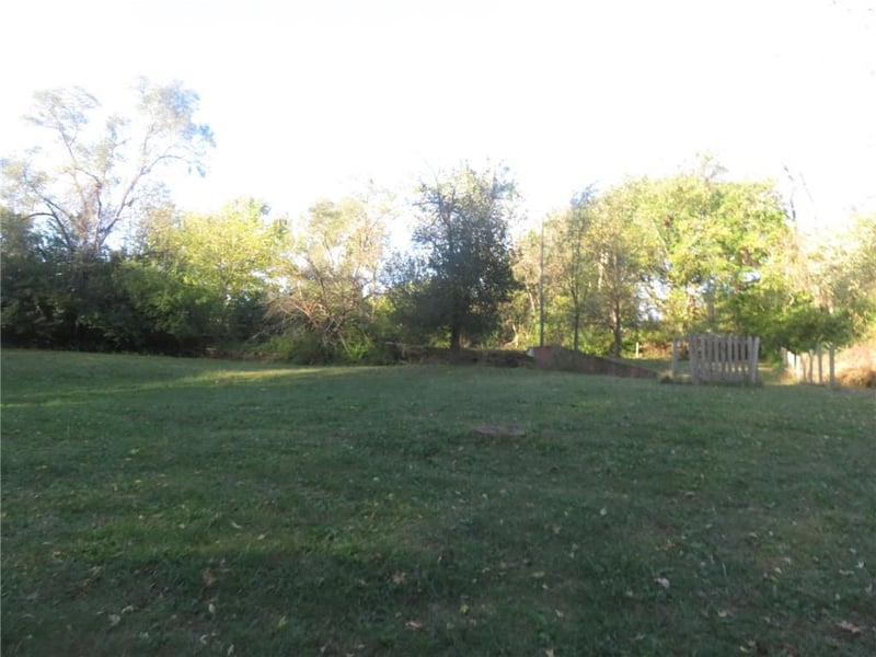 6828 Vermont Ave, Raytown, MO 64133
