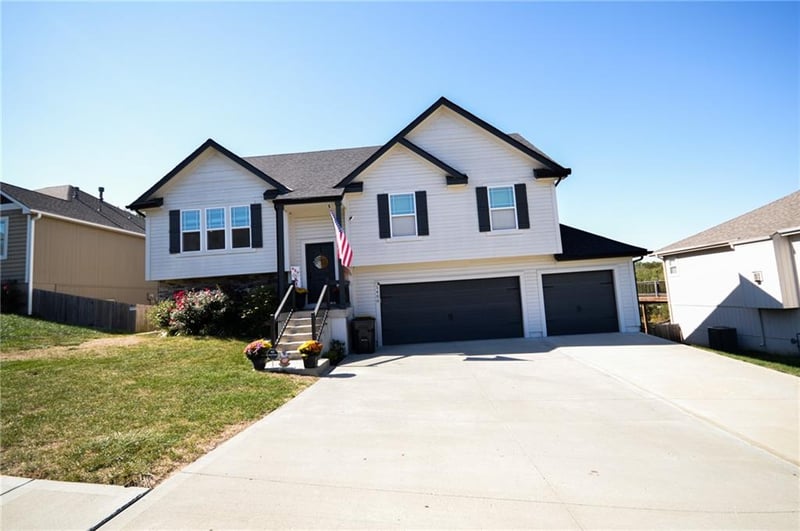 1400 Cross Creek Dr, Grain Valley, MO 64029