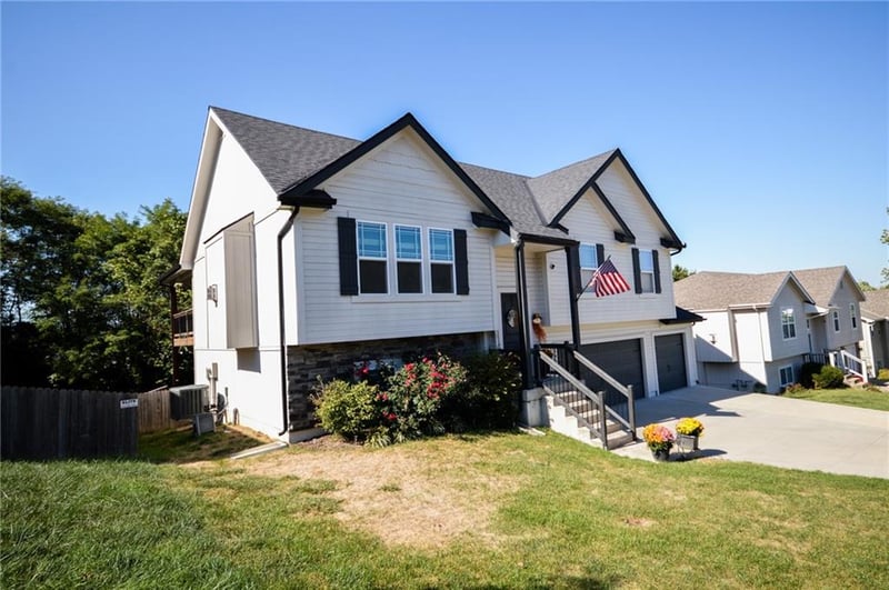 1400 Cross Creek Dr, Grain Valley, MO 64029