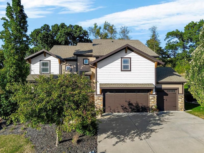 9726 Apple Blossom Ln, Parkville, MO 64152