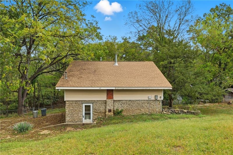 5417 NW Hillside Rd, Kansas City, MO 64151