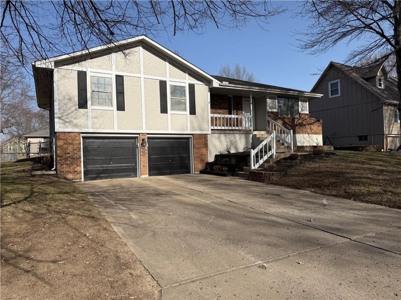 209 Williamsburg Dr, Blue Springs, MO 64014