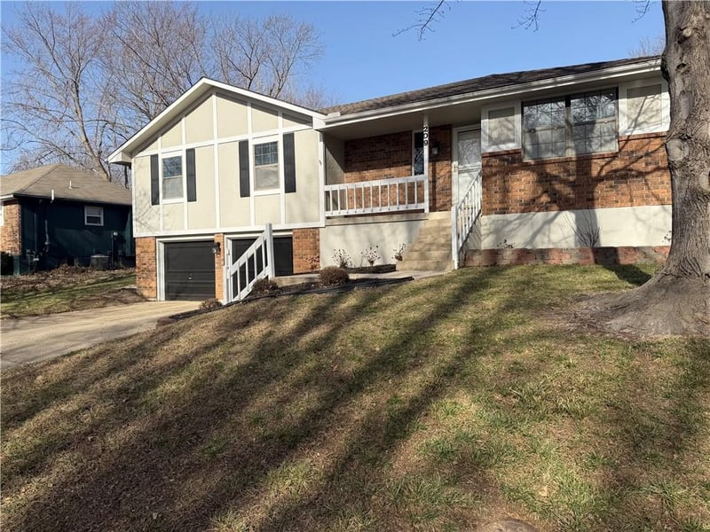209 Williamsburg Dr, Blue Springs, MO 64014