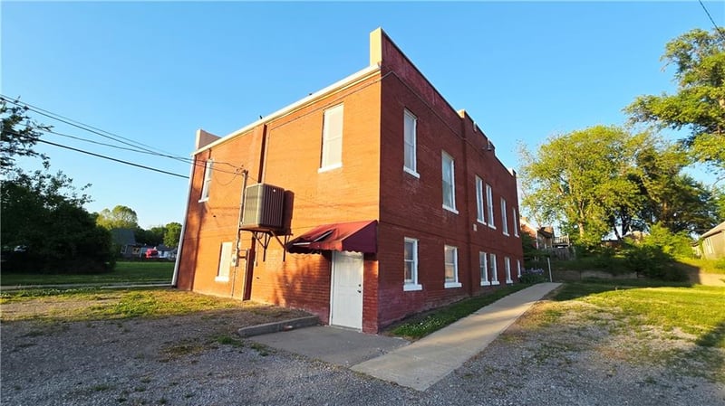2802 S 19th St, St Joseph, MO 64503