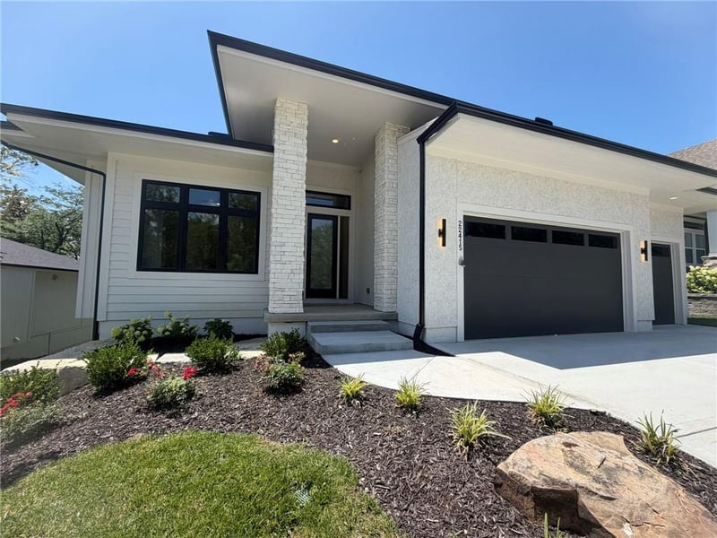 22415 89th Ter, Lenexa, KS 66227
