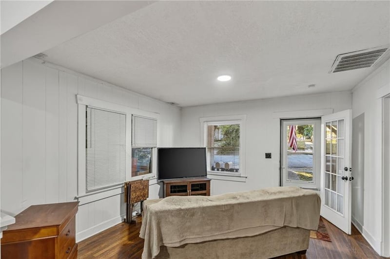 572 Crescent Ave, Independence, MO 64053