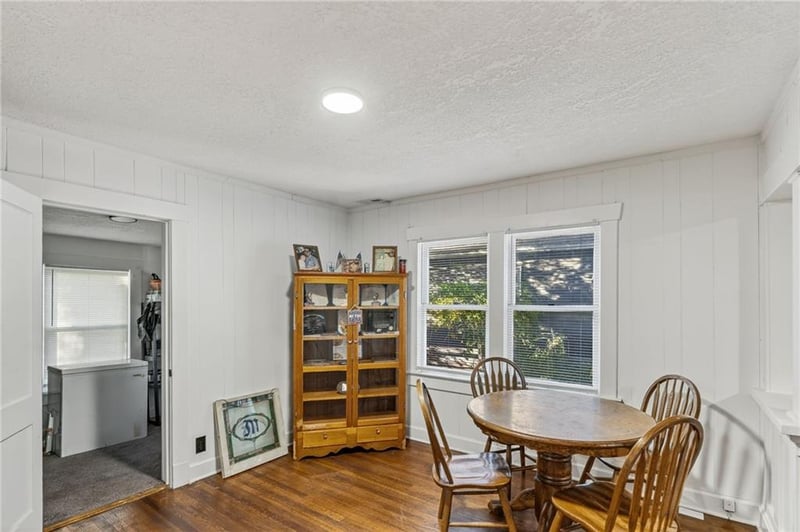 572 Crescent Ave, Independence, MO 64053