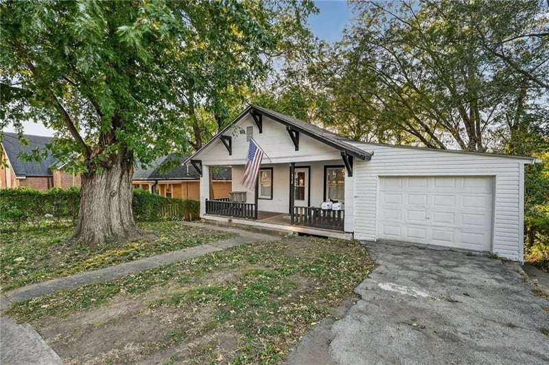 572 Crescent Ave, Independence, MO 64053