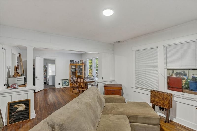 572 Crescent Ave, Independence, MO 64053