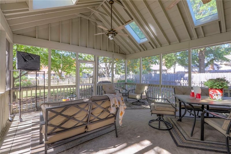 400 Stanton Ln, Lee's Summit, MO 64064