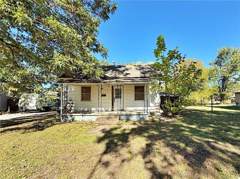 106 W Carlton St, Frontenac, KS 66763