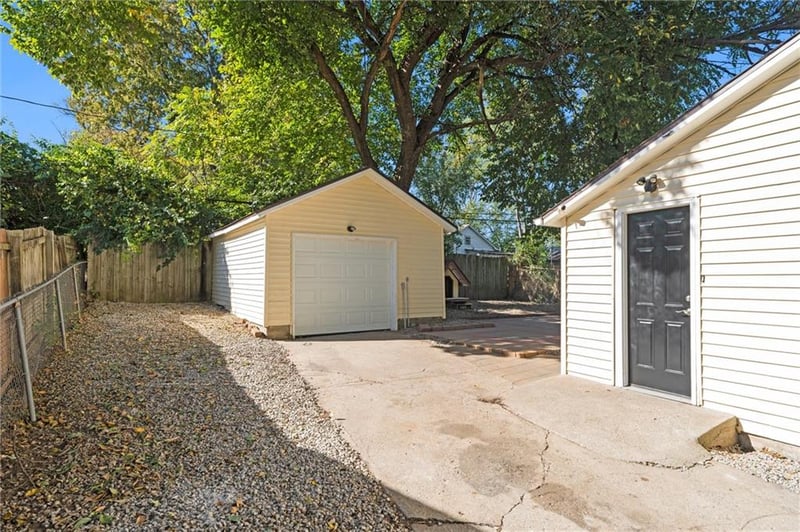 622 Lake Dr, Independence, MO 64053