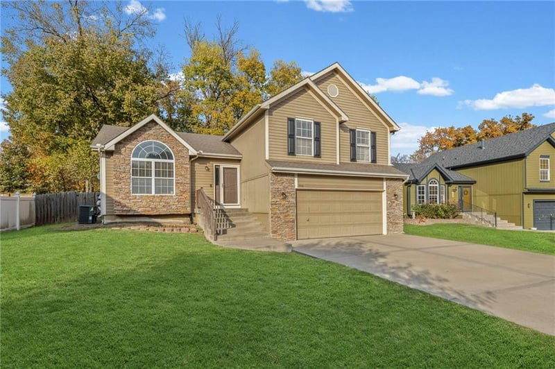 708 99th St, Kansas City, MO 64155