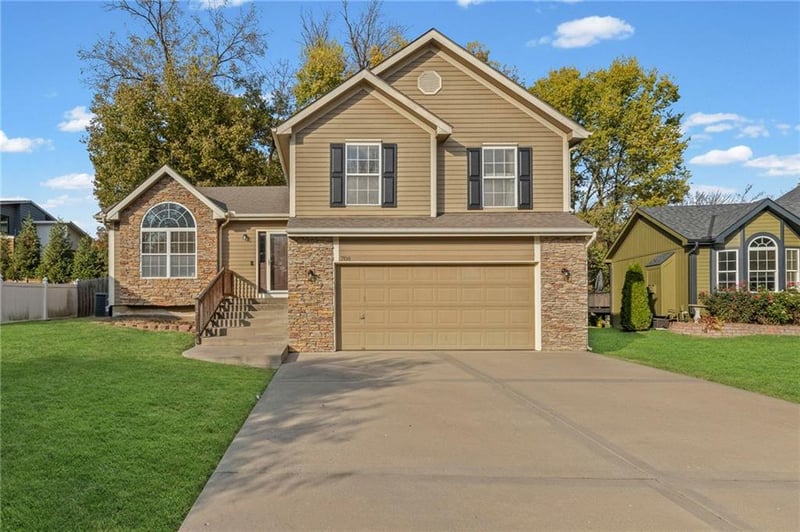 708 99th St, Kansas City, MO 64155