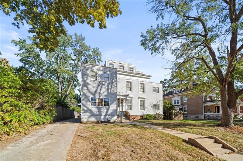 3933 Warwick Blvd, Kansas City, MO 64111