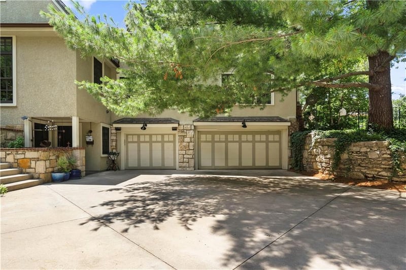 239 W 52nd St, Kansas City, MO 64112