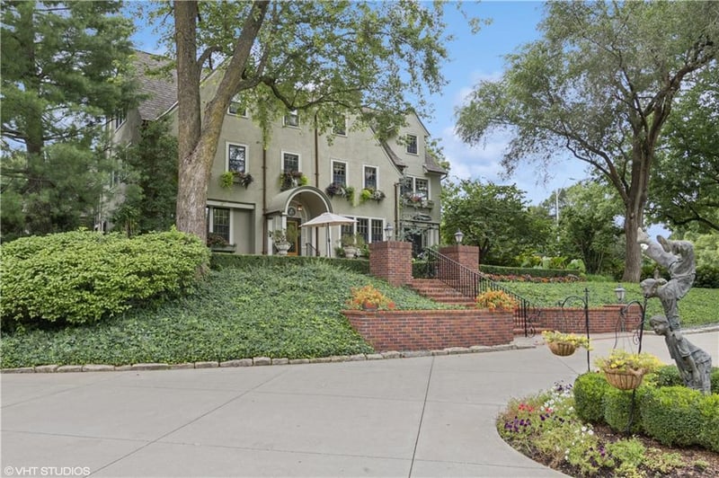 239 W 52nd St, Kansas City, MO 64112