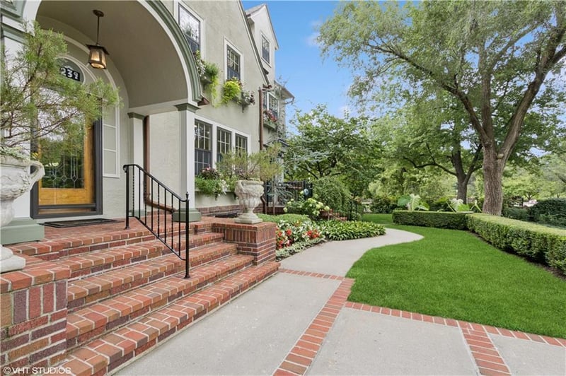 239 W 52nd St, Kansas City, MO 64112