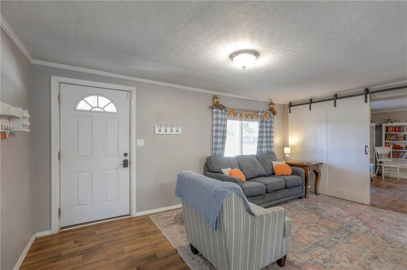 915 Dickinson Rd, Independence, MO 64050
