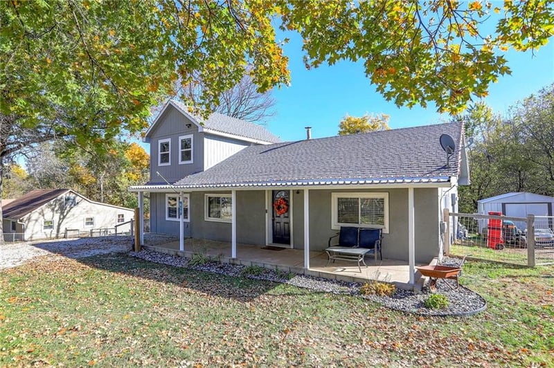 915 Dickinson Rd, Independence, MO 64050