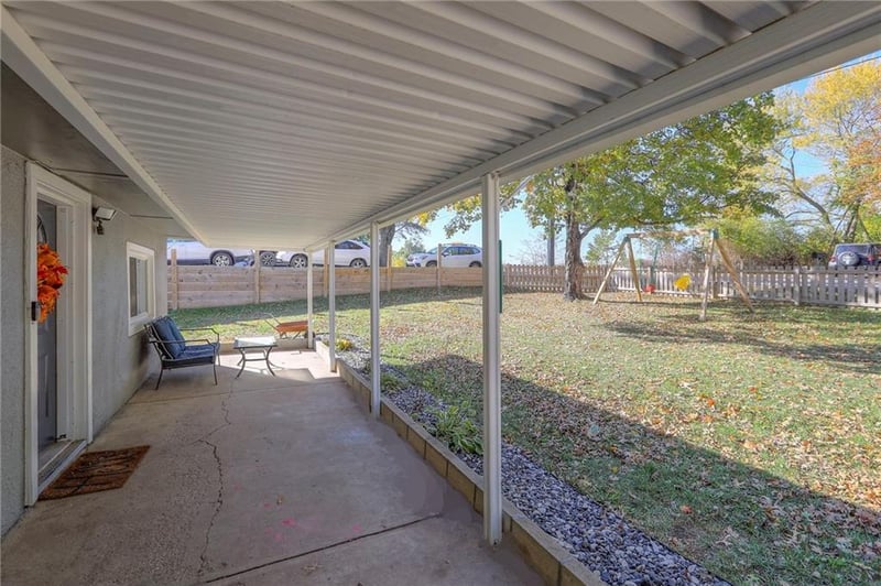 915 Dickinson Rd, Independence, MO 64050