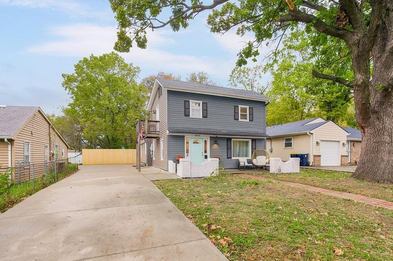 8936 Oak St, Kansas City, MO 64114