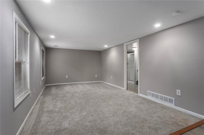 5876 Oakley Ave, Kansas City, MO 64119