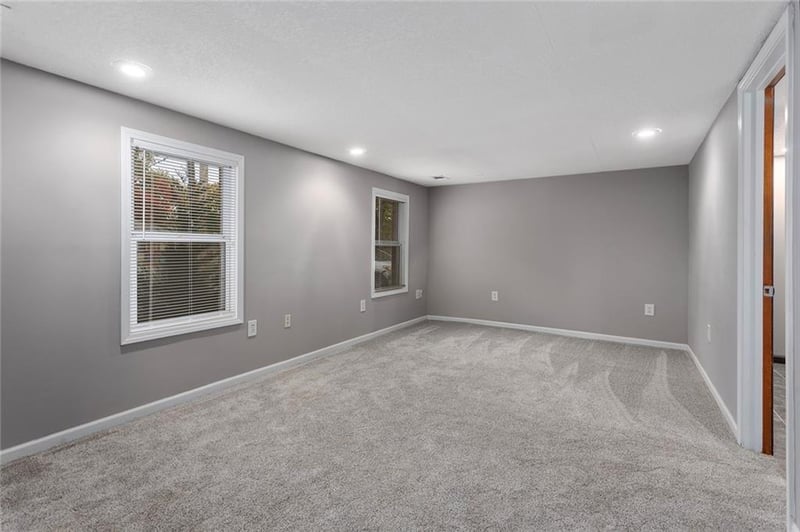 5876 Oakley Ave, Kansas City, MO 64119