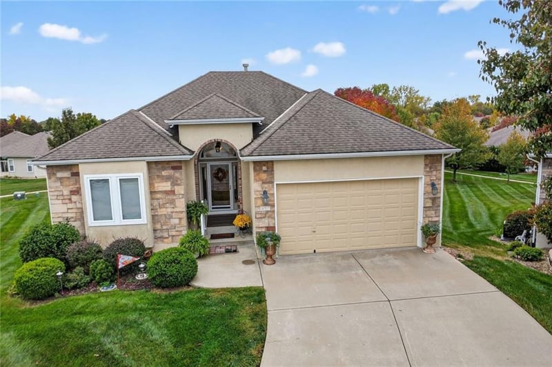 917 Soldier Ct, Lee's Summit, MO 64082