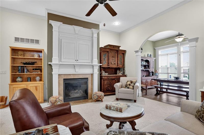 917 Soldier Ct, Lee's Summit, MO 64082