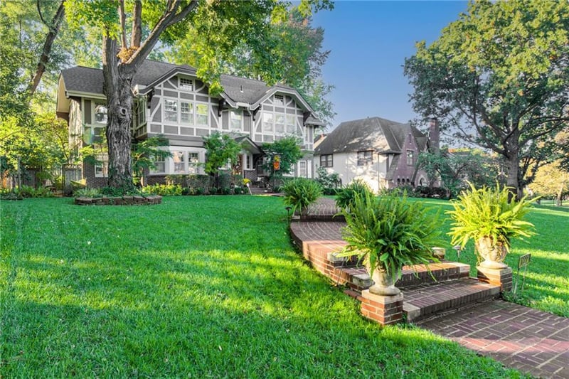 1227 Huntington Rd, Kansas City, MO 64113