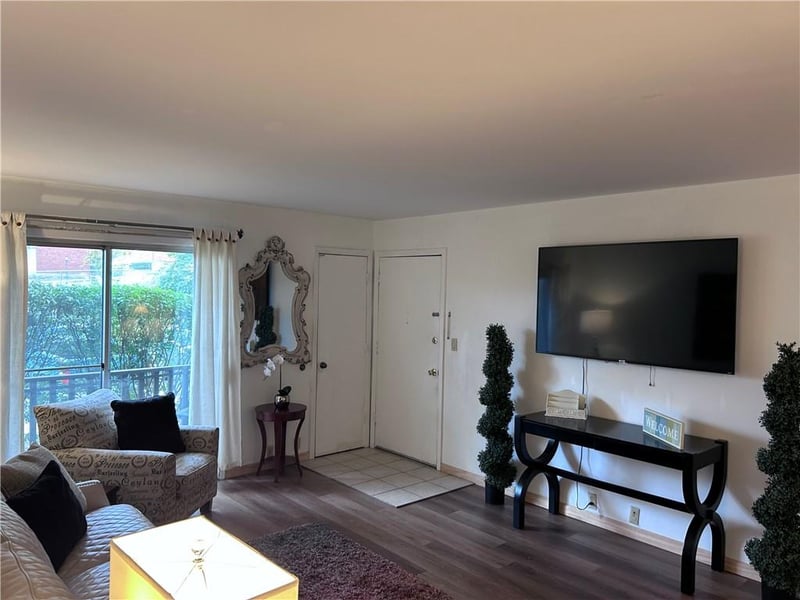 447 104th St, Kansas City, MO 64114