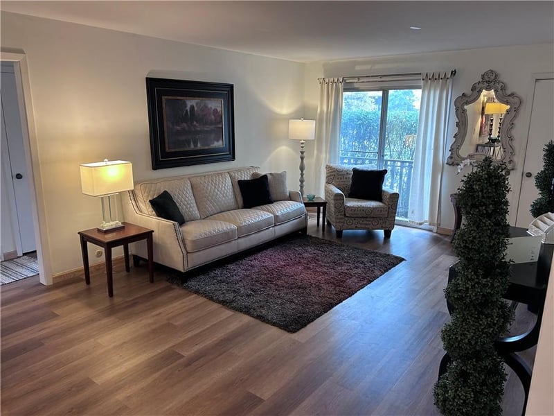 447 104th St, Kansas City, MO 64114