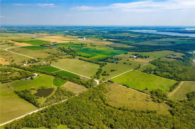 134 1150 Rd, Berryton, KS 66409