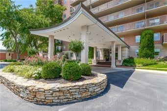 4550 Warwick Blvd #703-04, Kansas City, MO 64111