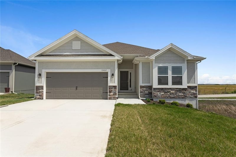 11437 N Auburndale Cir, Kansas City, MO 64157