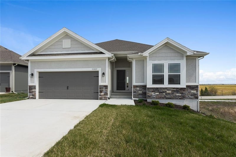 11437 N Auburndale Cir, Kansas City, MO 64157